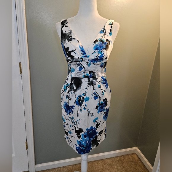 Bisou Bisou Dresses & Skirts - Bisou Bisou White and Blue Floral Midi Dress Women's Size 6 With Pockets
